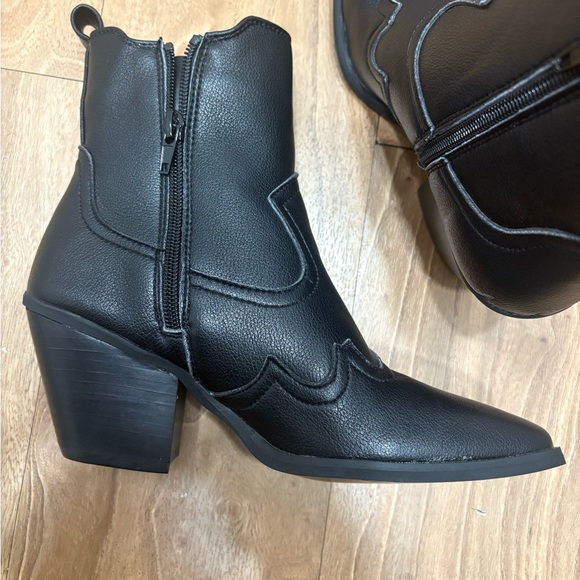 Dolce Vita Black Ankle Booties - Picture 2 of 8
